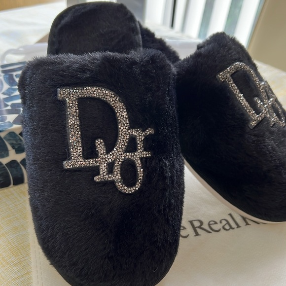 Cozy Faux Fur Slide BLACK/silver🔥House Slipper size 7 NEW 🔥🔥🔥🫵🏻foe you - Picture 2 of 4